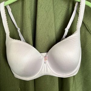 Victoria’s Secret lavender colored bra size 36 DDD in good condition